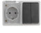 Base schuko estanca con doble conmutador, ideal para instalaciones interiores y exteriores, y para controlar dos circuitos eléctricos.