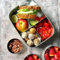 YUMMII YUMMII Bento Large 3 und wiedernverwendbarer Netzbeutel. Lunchbox Edelstahl 18/8 1800 ml/Umweltfreundliche Lunchbox mit 3 Fächern - perfekt für größere Mahlzeiten.