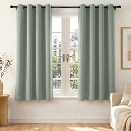 Deconovo Ösenvorhang Blickdicht Thermogardine Blackout Curtain Salbeigrün | 2er Set, H145 x B140 cm, Vorhänge mit Ösen, blickdicht, Wärmeisolierend und passend für stilvolle Wohn- und Schlafzimmer