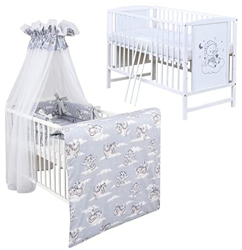 Generisch Baby Delux Babybett Komplett Set Kinderbett Mia weiß 120x60 Traumbär mit mehrteiligem Bettset Matratze Drache grau