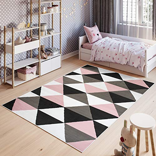 TAPISO Pinky Teppich Kurzflor Kinderteppich Kinderzimmer Rosa Weiß Schwarz Modern Geometrisch Dreieck Spielteppich ÖKOTEX 160 x 220 cm