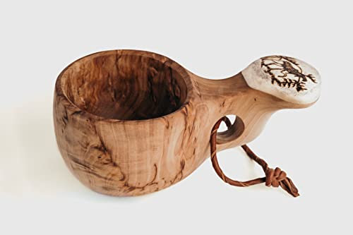 Finnische Kuksa Holztasse aus Maserbirke mit Ren-Horn Applikationen (Elch-Motiv), Handgefertigte Lappland-Tasse, der nordische Wander & Outdoor-Becher aus Skandinavien mit Elch-Verzierung