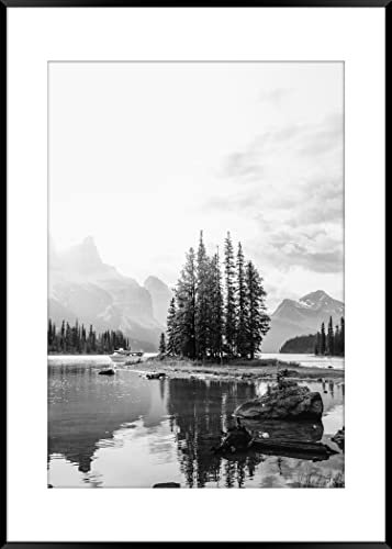 STYLER Gerahmtes Bild Island and Lake 50 x 70 cm I Schwarz-Weiß Fotografie Insel mit See und Bergen minimalistisch modern I Wandbild Wohnzimmer Schlafzimmer Büro I Wanddeko mit schwarzem Rahmen