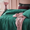 ROOM99 Leila Elegante Tagesdecke in Dunkelgrün 240 x 260 cm Vielseitige Wohndecke als Bettüberwurf oder Sofaüberwurf Überwurfdecke für Bett und Sofa Steppdecke Stil Ideal als Bedspread