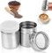 QOUBNIC 2 Pièces Saupoudreuse Cacao, Acier Inoxydable Saupoudreuse Sucre Glace avec Couvercle Hermétique Secoueur Tamiseur pour Cappuccino Latte Art Café Chocolat Chaud