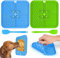 vsshe 2pcs Tapis de Léchage Chien, 20 x 20 cm Tapis de Lechage pour Chiot Chat sans BPA avec 2 Spatule et Ventouses, Silicone de qualité Alimentaire Tapis de Leche pour Chien, Soulage l'Anxiété