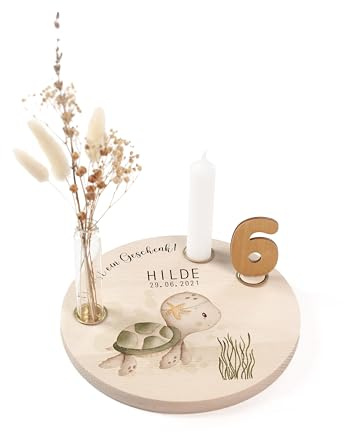 Nord-Kind® Geburtstagsteller personalisiert – Schildkröte | Personalisiert aus Buchenholz, inkl. Kerze, Vase, Zahlen und Haltern; 20 cm.