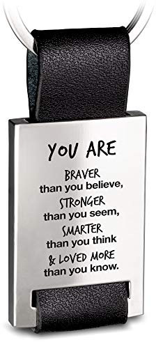 FABACH Leder Schlüsselanhänger mit Gravur - Gravierter Auto Glücksbringer Anhänger - Motivation für Ihren Lieblingsmensch - You are braver, stronger, smarter & loved more than you know