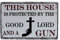 SUMIK Blechschild mit Aufschrift This House is Protected by The Good Lord and a Gun, Vintage-Kunstschild, Wanddekoration