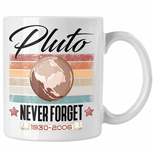 Trendation - Tasse Pluto Never Forget Lustiges Geschenk für Astronomie-Fans (Weiß)