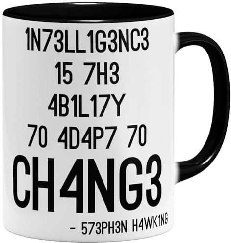 OM3® Hawking Quote - Intelligenz Kaffee-Tasse mit Spruch - Intelligence is The Ability to Adapt to Change - Keramik Becher - 325ml - Beidseitig Bedruckt - Schwarz