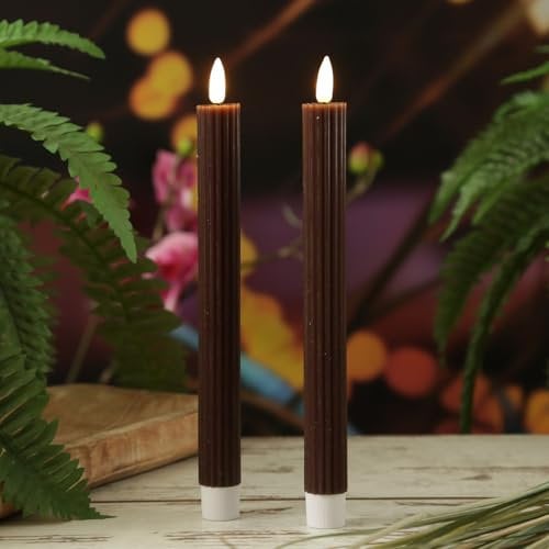 MARELIDA LED Stabkerzen LIV gerillt Tafelkerzen Dinnerkerzen aus Echtwachs Spitzkerzen mit Rillen und flackernder 3D Flamme H: 25cm (braun)