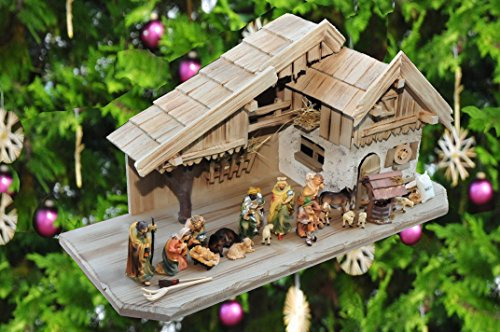 ÖLBAUM Holzkrippe, Weihnachtskrippe ALPENLAND mit historischem Holzbrunnen + 2 Laternen + Lagerfeuer mit Brunnen + Dekor, Massivholz edel GEBEIZT - mit Premium-Krippenfiguren + Engel - Krippe mit