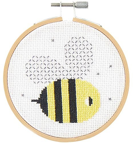 Rico Design Stickpackung gezählter Kreuzstich Biene - Bild im Stickrahmen