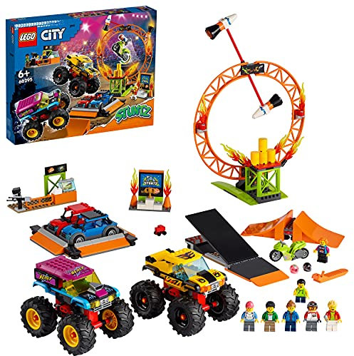 LEGO 60295 City Stuntz Stuntshow-Arena, Set mit 2 Monster Trucks, 2 Spielzeugautos, schwungradbetriebenem Motorrad, Feuerreifen und 6 Minifiguren