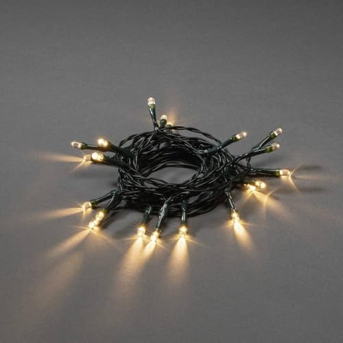 Konstsmide LED Lichterkette, mit an/aus Schalter, 6h Timer, 50 warm weiße Dioden, batteriebetrieben, Innen, grünes Kabel, 4 x AA 1.5V (exkl.) - 1470-100