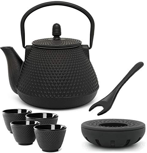 kleine schwarze asiatische gusseiserne Teekanne Set 0.8 Liter & Edelstahl Tee-Filter Sieb-Einsatz für losen Tee & Deckelheber & Teewärmer & 4 Guss Teebecher