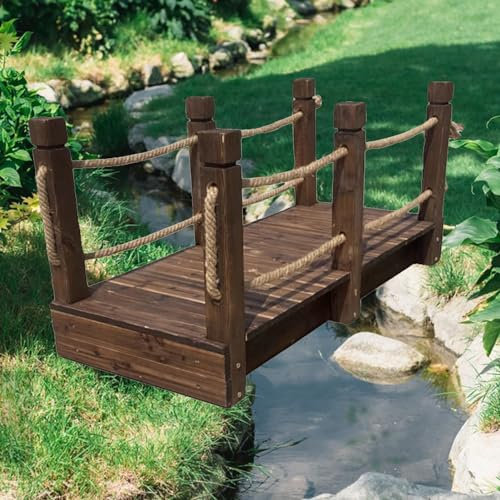 Dekorative Gartenbrücke mit Juteseilschienen, Teichbrücke aus Massivholz, rustikales Gartenornament, Holzsteg für Bäche und Flüsse im Hinterhof