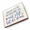 wood and color Kühlschrankmagnet mit Spruch | Handmade aus Buchenholz als tolle Geschenkidee (Manchmal flüstert das Glück ganz leise), 6,5 x 5 cm