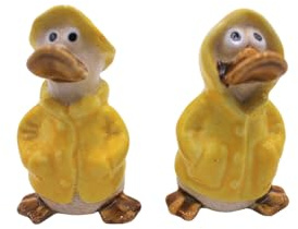 2er Set Dekofiguren , Gartendeko Regenenten, Deko-Enten, Entenfiguren, Gartenfigur Ente, Teichfigur Ente in gelb mit Regenmantel und Mütze als 2er Set, Größe einer Gartenfigur, L/B/H 5 x 5 x 8 cm.