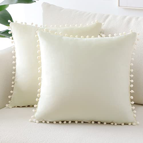 Sungeek 2er Set Samt Kissenbezüge, Weich Kissenbezug mit Pompons Dekorativ Zierkissenbezüge Dekokissen Sofakissen Couchkissen Deko Kissenhülle für Sofa Schlafzimmer Wohnzimmer (60x60 cm, Cremeweiß)