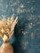 NEWROOM Tapete Dunkelblau Vliestapete Beton - Betonwand Modern Blau Gold Zement Metallic Betonoptik Industrial Glanztapete Betontapete inkl. Tapezier-Ratgeber