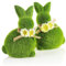 com-four® 2X Dekofigur - Osterhase mit Schleife und Blumen - grüne Hasenfigur aus Keramik - Dekofiguren für Frühling und Ostern - Hasenpaar mit Kunst-Gras überzogen - Osterdeko (2 x Hase-17 cm)