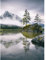 Berg Fototapete im Hochformat | Schlafzimmer und Büro Bildtapete mit Bergpanorama mit Nebel und Felsen | 3D Tapete mit Landschaft in Grau Blau