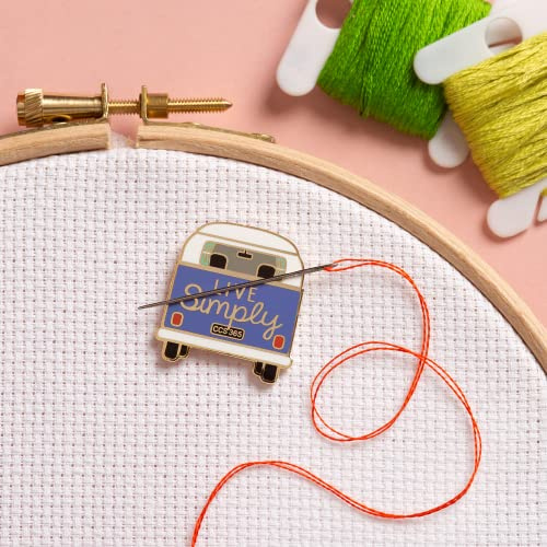 Needle Minder – Wohnmobil-Abenteuer wartet auf Kreuzstich, Nähen, Sticken und Nadelarbeiten, Emaille und Magnet