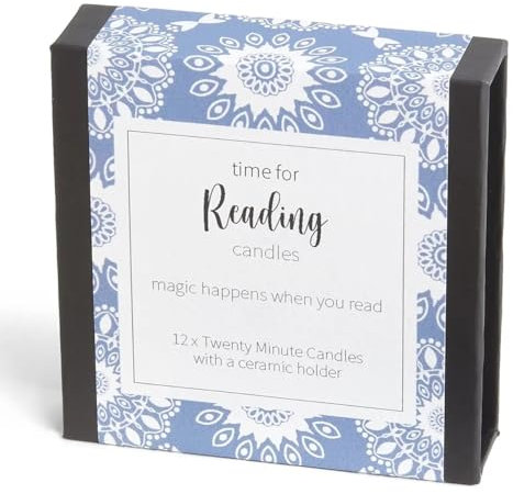 Zeit zum Lesen von Kerzen (Wrap). Magie passiert, wenn Sie lesen. 12 reine Bienenwachskerzen und ein Keramikhalter. Beruhigen Sie Ihren Geist im warmen Leuchten des Kerzenlichts mit zwanzig Minuten