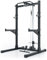 Atletica R7 Rider | Plate Load Version | Squat Rack mit integriertem Latzug. Modular ausbaubar mit Deadlift Station. In Zwei Höhen verfügbar. Optional mit 125kg Steckgewichten Größe 223 cm