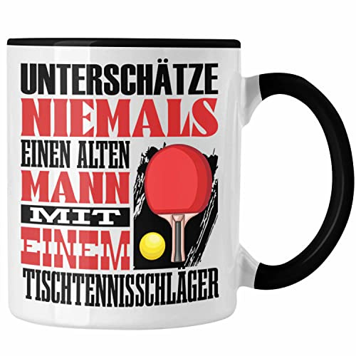 Trendation - Tischtennis Tasse Geschenk für Tischtennisspieler Lustiger Spruch Unterschätze Niemals Alten Mann mit Tischtennisschläger (Schwarz)