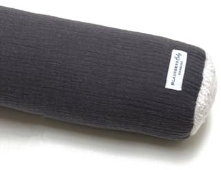 Blausberg Baby - Seitenschläferkissen 100% Musselin-Baumwolle Nackenrolle Kuschelschlange Stillkissen Zugluftkissen in Dunkelgrau (Länge 100 cm)