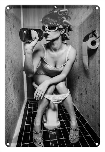 Wallario Blechschild Wandbild aus Metall Kloparty - Sexy Frau auf Toilette mit Weinflasche - 20 x 30 cm in Premium-Qualität: Brillante Farben