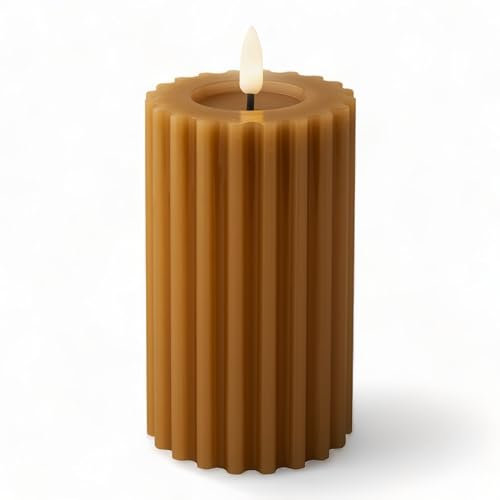 MIJOMA Candela a LED in vera cera con fiamma realistica, timer e funzionamento a batteria, per interni con luce bianca calda, effetto naturale (caramello, motivo scanalato verticale, diametro 7,5 cm x