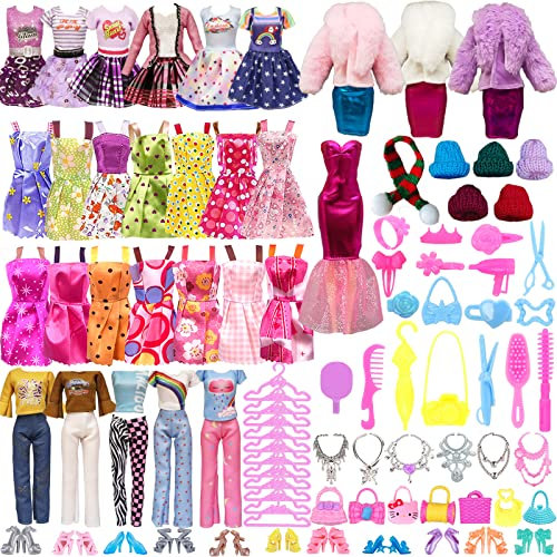64pcs Puppenkleidungs und Zubehörset, 1 Langes Kleid, 2 Winterkleider, 10 Hosenträgerröcke, 1 Mantel, 2 Oberteile Hosen, 10 Schuhe, 10 Kleiderbügel, 28 Puppenzubehörteile für 11,5 Zoll Puppen