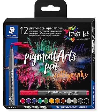 STAEDTLER Kalligraphie Fasermaler pigment Arts, 2,00 mm Kalligraphiespitze, pigmentierte Premium-Zeichentusche, wasserfest, 12 Handlettering Filzstifte in sortierten Farben im Kartonetui, 375 C12