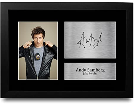 HWC Trading FR A4 Andy Samberg Brooklyn Nine-Nine Geschenke Gedrucktes Signiertes Autogramm Foto für Fans von Fernsehshows - A4 Framed