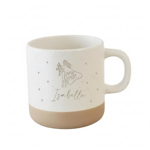 Super Mom Tasse personalisiert mit Name – Muttertag Geschenk Mama – Keramiktasse 360 ml – Gravur Frau mit Umhang & Herzen – Mama Geschenk personalisiert – Superwoman Becher Weiß-Beige