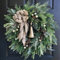 Weihnachtskranz Bauernhaus, Türkranz Weihnachten, Weihnachtsdeko Kranz Haustür, 40 cm Weihnachtsgirlande mit Kiefer und Glocken, Künstliche Weihnachten Haustürkranz Aussen (40CM)