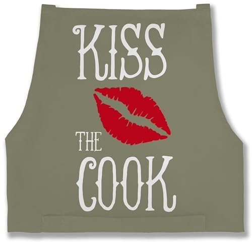 Shirtracer Schürze - Kochschürze lustig - Kiss the cook I Geschenk Kochen - 85x69 - Sage Grün - für sie geschenke aus der küche bäckerschürzen männer englisch sprüche back schuerze cooking küchen