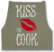 Shirtracer Schürze - Kochschürze lustig - Kiss the cook I Geschenk Kochen - 85x69 - Sage Grün - für sie geschenke aus der küche bäckerschürzen männer englisch sprüche back schuerze cooking küchen