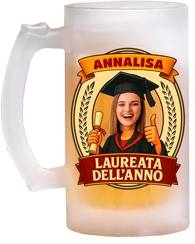 Bombo Boccale da Birra Personalizzato Laurea “Laureata dell’Anno” con Nome e Foto – Regalo Originale per Neo Dottoressa – Vetro Satinato 500 ml – Gadget Festa di Laurea Donna