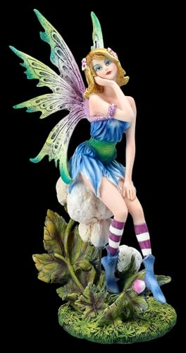 Figuren Shop GmbH Elfenfigur Bluey nachdenklich – auf Blüte in Blau – handbemalte Fantasy-Deko (26,5 cm) – Tales of Aurelion Collection – Geschenkidee für Elfen- & Fantasy-Fans