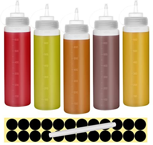 Happybase Lot de 5 bouteilles compressibles de 650 ml avec bouchons, distributeurs de sauce en plastique avec mesures pour ketchup, barbecue, sauces, sirop, vinaigrettes (24 étiquettes noires, 1