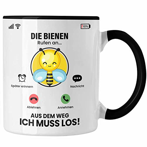 Trendation - Die Bienen Rufen An Tasse Geschenk für Bienen Züchter Besitzer Geschenkidee Lustig Spruch Imker (Schwarz)