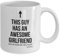 Tazza con scritta This Guy Has an Awesome Girlfriend, regalo di San Valentino per lui, tazza di compleanno per fidanzato, divertente anniversario, regalo di Natale – MG0082