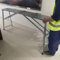 Plate-forme d'échafaudage pliable avec stabilisateurs réglables et escabeau télescopique/planches de marche
