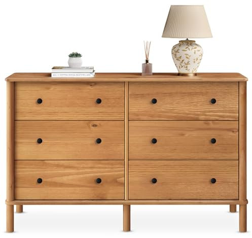 Kommode APOANA aus Massivholz mit 6 Schubladen, Eiche farben – Sideboard mit viel Stauraum für Kleidung und Accessoires, Schlafzimmer Kommode aus Holz mit Metallauszug und skandinavischem Design