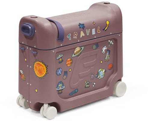 Stokke JetKids BedBox, Hazy Lilac - Aufsitzkoffer für Kinder von 2-7 Jahren (bis 35 kg) - Lässt Sich in EIN Bett verwandeln - Inklusive Matratze, dekorativen Aufklebern & verstellbarem Tragegurt